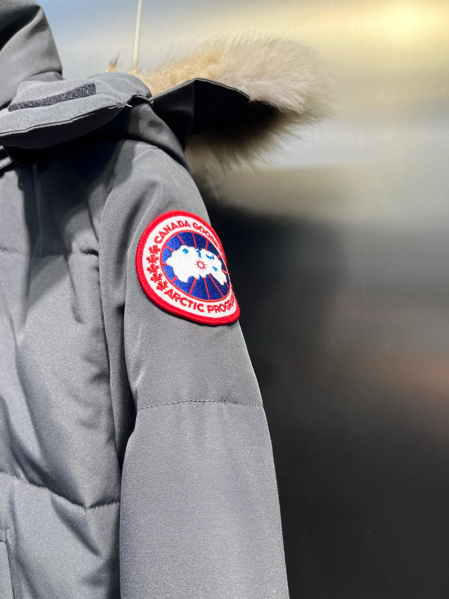 P860 graphite gray) CANADA GOOSE parka 22 styles ➖ Genuine synchronous anti-counterfeiting chip sensor! ➖ Imported 21-count polyester-cotton blended original fabric [last year’s 16-count/18-count hard fabrics have been completely eliminated, this year all use 21-count genuine synchronous fabrics, the soft mid-strap feels delicate and textured], genuine synchronous Feather-Light 10D waterproof coating fabric, made of 84.5 polyester fiber and 15.5 cotton, 100% the best feel in the entire network! ➖ The genuine official website is synchronized with the national standard 80 white duck down, you can check the official website customer service, there will never be a series of misleading claims such as 90 down or goose down! ➖ Using the best nylon lining with double double-layer sealing design, velvet-proof No. 7 needle + grid-filled down ready-made garments, there is 100% no so-called velvet running! ➖ The cuffs are designed with thickened seamless threads, and the collar and pockets are lined with top-quality polar fleece to keep you warm and comfortable! ➖ Yoshida YKK provides original custom-made electroplated sliders. YKK two-way lockable zippers are tight and smooth and will not peel off paint! ➖ 3M composite guarantees that the Velcro is the same as the original, durable, and all accessories and hardware are custom-made! ➖ Imported BEHRINGER embroidery machine to customize the 10,000-needle embroidery logo, 98% of which can be reproduced to restore the original logo. You can check and compare on the official website! ➖ The fur collars are all made of large pieces of Western Canadian blue wolf hide, ensuring that each fur collar is 13-15cm wide! size：xs-xl